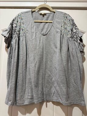 easel Gray V-Neck Short Sleeve Top with Floral Shoulder Panels